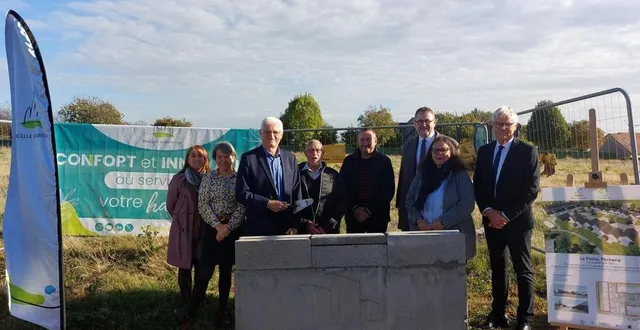 photo  pose de la première pierre du futur écoquartier la petite pêcherie sur l’ancien stade de football de coulans-sur-gée, mercredi 16 octobre 2024.   &copy;  mancelle d’habitation 