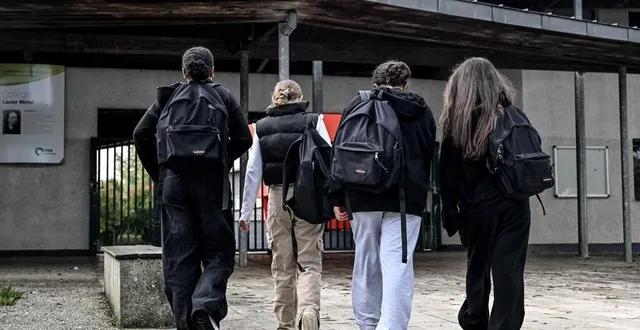 photo  des élèves devant le collège louise-michel au sein du quartier de perseigne à alençon.  &copy;  martin roche / ouest-france 