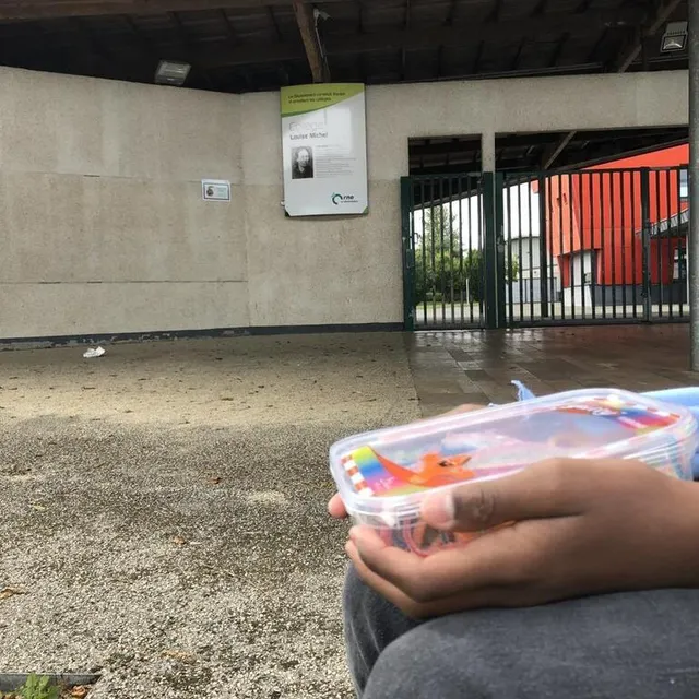 photo ylan attend son cousin avec une boîte de bonbons,  ©  ouest-france