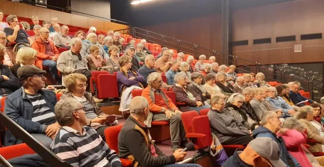 photo  les aînés avaient hâte de découvrir le film d’édouard carrion « un jour  tu vieilliras ! » criant de vérité. c’est un regard lucide qu’ils ont portésur leur passé et leur comportement.  &copy;  co 