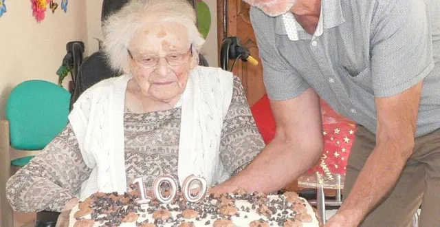 photo  tout le personnel de l’ehpad a offert un gâteau à leur centenaire.  &copy;  ouest-france 