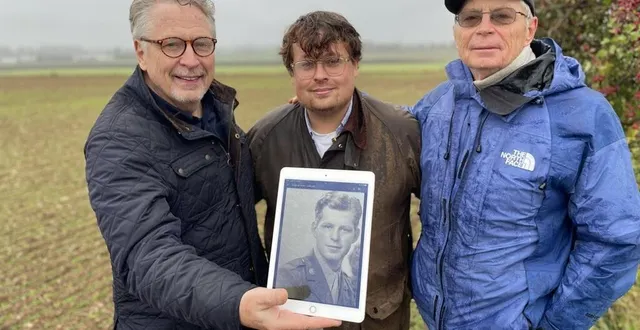 photo  john haller (à gauche) et son frère bill, avec une photo de leur père, dans le champ à urou-et-crennes où ce dernier a été fait prisonnier le 19 août 1944. les fils de l’ancien gi sont accompagnés par tristan rondeau, historien et spécialiste des combats de la poche chambois-falaise.  &copy;  ouest-france 