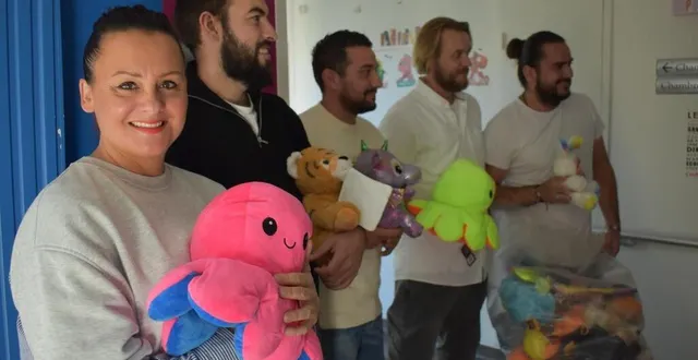 photo  julie vignaud, steven brossier, freddy malemanche, sean sherman et jonathan lapoumeroulie, tous les cinq forains, sont venus distribuer des peluches à l’hôpital du mans (sarthe), mercredi 23 octobre 2024.  &copy;  ouest-france 