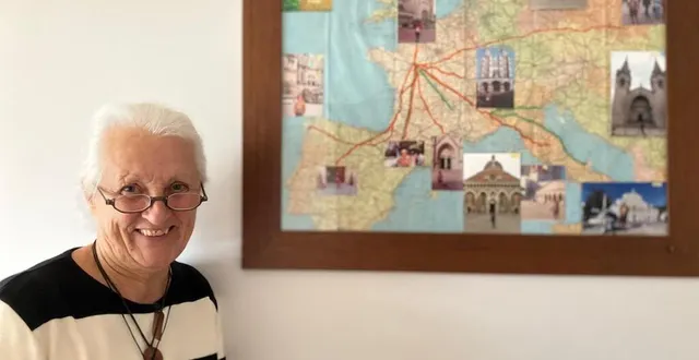 photo  monique chanteau, à côté de la carte qui recense ses précédents pèlerinages.  &copy;  le maine libre 