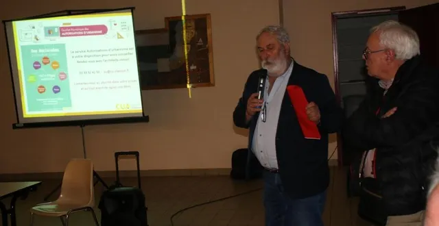 photo  devant gérard lurçon, vice-président de la communauté urbaine d’alençon (à droite), andré trottet s’est exprimé sur l’élaboration et la mise en application du plui.  &copy;  ouest-france 