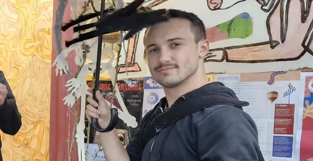 photo  david le dauphin joue le jeu d’halloween pour la radio où il vient d’arriver.  &copy;  ouest-france 