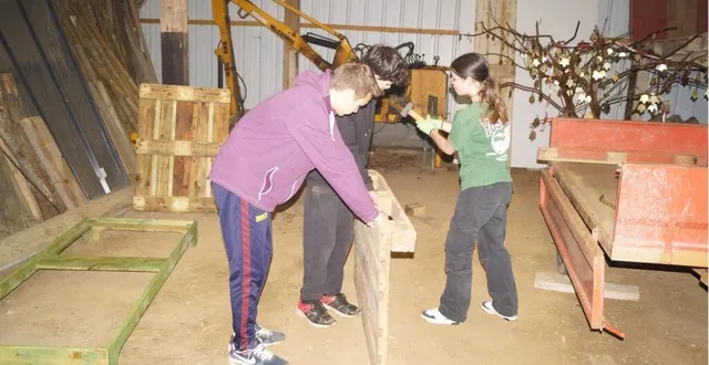 photo  alors que certains adolescents profitent des vacances de la toussaint pour se reposer, six jeunes du village, dont une fille, participent au dispositif argent de poche. lors des cinq demi-journées, ils fabriqueront avec du matériel de récupération, sous l’œil attentif de léo, de la maison des projets, et morgan, des services techniques, deux grands transats qui prendront place dans les jardins du village, cet été.  &copy;  ouest-france 