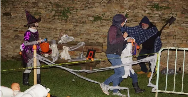 photo  depuis quelques années, les associations des parents d’élèves du public et du privé du village se réunissent pour organiser une belle fête d’halloween pour les petits et les plus grands. vendredi, en début de soirée, les parents et enfants étaient invités à venir déguisés pour parcourir le sentier de la peur. tracé derrière l’église, il était semé d’embûches et de personnages terrifiants. après les émotions fortes, tous ont pu se restaurer, manger des bonbons et jouer à des jeux plus conventionnels.  &copy;  ouest-france 