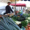 photo julien rousseau à son étal au marché de connerré.