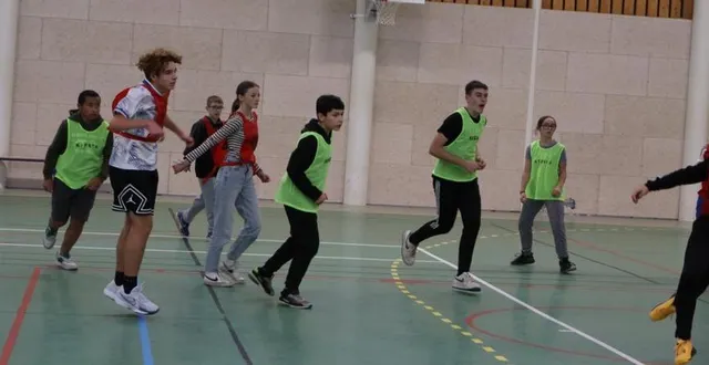 photo  pendant le match amical, chacun défendait son équipe et son ballon.  &copy;  le maine libre 