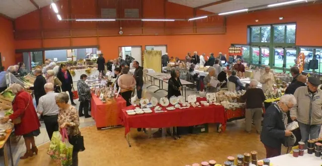 photo  dans la grande salle de loisirs, on pouvait « chiner » auprès d’une douzaine d’exposants.  &copy;  le maine libre 