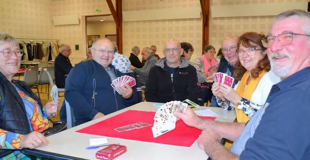 photo  le président jean lebreton (2e à partir de la gauche) a félicité laurent barth (à droite) qui a fait briller les couleurs du club de précigné.  &copy;  le maine libre 