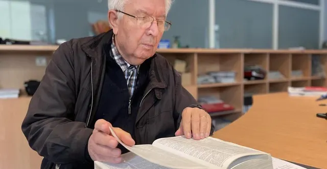 photo  lundi 21 octobre 2024, à flers. bernard bruchet lit les dictionnaires pour parfaire son orthographe.  &copy;  ouest-france 