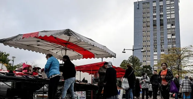 photo  le marché du quartier perseigne à alençon au pied de la tour pascal.  &copy;  martin roche / ouest-france 