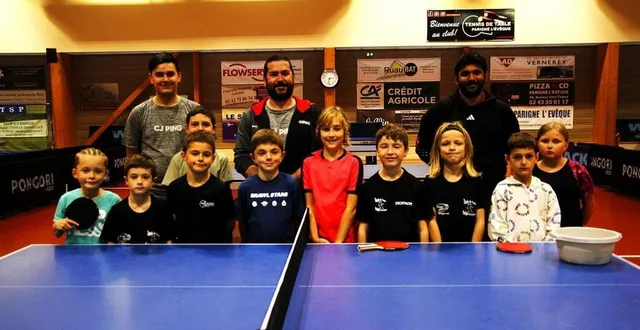 photo  le groupe des u11, avec le service civique, jérémy george et louis allain.  &copy;  le maine libre 