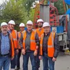 photo  de g. à dr : michel lalande maire de la bazoge et son adjoint jean-yves alibi, jean-luc suhard maire de sainte-jamme-sur-sarthe, avec des membres de l’équipe d’enedis, sur le chantier route de souillé.  