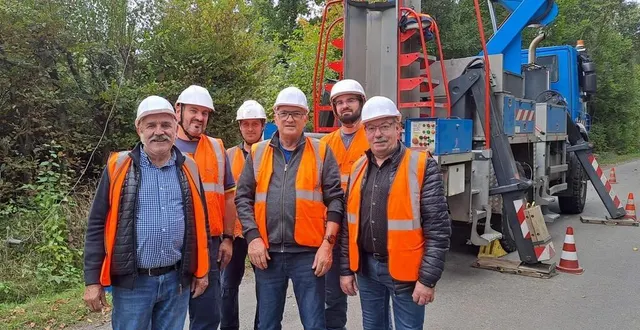 photo  de g. à dr : michel lalande maire de la bazoge et son adjoint jean-yves alibi, jean-luc suhard maire de sainte-jamme-sur-sarthe, avec des membres de l’équipe d’enedis, sur le chantier route de souillé.   &copy;  le maine libre 