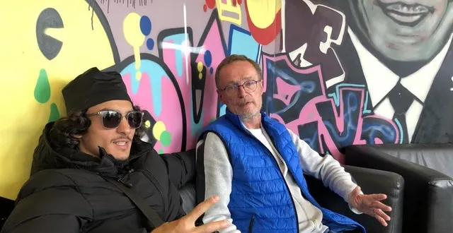 photo  madani abkram, qui fréquente la médiathèque avec ses amis, pose avec le responsable des lieux, philippe bacala.  &copy;  ouest-france 