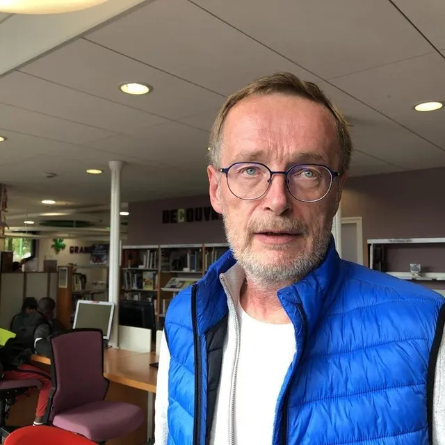 photo philippe bacala veille sur les enfants à la médiathèque de perseigne, le mercredi après-midi.  ©  ouest-france