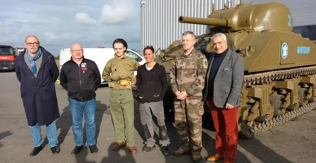 photo  de gauche à droite : christophe robieux, adjoint au maire, gilles lenormand, un connaisseur de l’histoire du char, la mécanicienne, le lieutenant-colonel desachy et le maire, mostefa maachi.  &copy;  ouest-france 