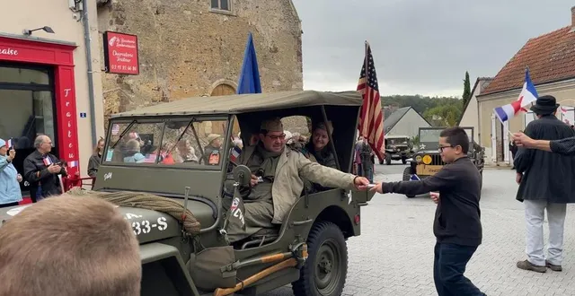 photo  un défilé de véhicules d’époque a célébré la libération de lombron mors de la dernière journée du monument du mois.  &copy;  ouest-france 