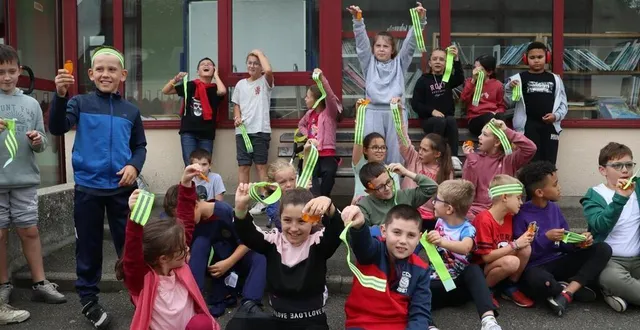 photo  les élèves des classes de ce2, cm1 et cm2 de l’école la voutonne de précigné ont reçu des brassards mais aussi des catadioptres en guise de lots pour avoir participé au challenge mobilités douces.  &copy;  ouest-france 