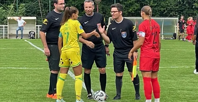 photo  francis lépinoy, en arbitre central, et florian betton (à sa gauche sur la photo) se sont trouvés exceptionnellement ensemble sur un terrain de foot lors du match de gala féminin qui s’est déroulé à saint-saturnin (sarthe) en début de saison.  &copy;  francis lépinoy 