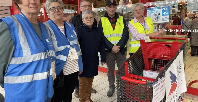 photo  les bénévoles de l’antenne locale du secours populaire poursuivent leur collecte, toute la journée, ce samedi 26 octobre 2024, au carrefour market de la flèche (sarthe).  &copy;  ouest-france 