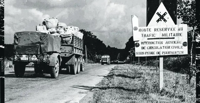 photo  la red ball highway : du 25 août au 16 novembre 1944, au départ de cherbourg, 900 véhicules américains de transport de marchandises prenaient chaque jour la route du front.  &copy;  archives 
