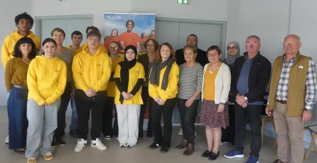 photo  les huit jeunes ont été reçus en mairie de champagné.  &copy;  le maine libre 