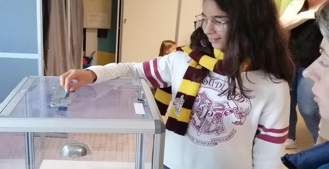 photo  comme pour les adultes, les jeunes ont mis leurs bulletins dans l’urne après être passés par l’isoloir.  &copy;  ouest-france 