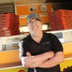 photo  philippe barbaud devant son camion à pizzas qu’il s’apprête à lâcher après une dernière tournée, samedi 26 octobre 2024. 
