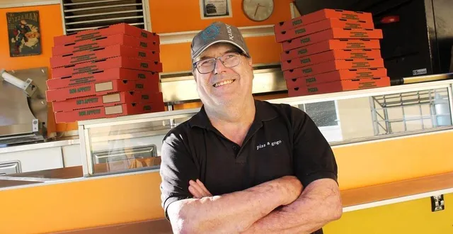 photo  philippe barbaud devant son camion à pizzas qu’il s’apprête à lâcher après une dernière tournée, samedi 26 octobre 2024.  &copy;  ouest-france 