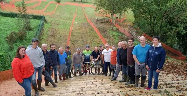 photo  les bénévoles de l’acb sur les marches de l’escalier, élément incontournable du parcours belmontais.  &copy;  le maine libre 