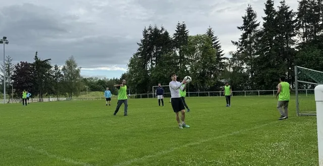 photo  chaque mardi soir, des groupes viennent jouer au foot à la plaine des sports.  &copy;  ouest-france 