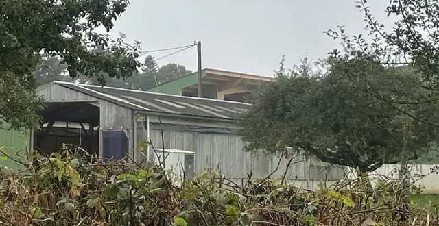 photo  vendredi 25 octobre 2024, un homme de 64 ans est décédé après une chute d’une dizaine de mètres de hauteur, dans une exploitation agricole où il posait des panneaux photovoltaïques.  &copy;  ouest-france 
