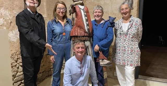 photo  éric dos santos, au centre, avec quelques-uns des artistes qui exposent à l’opus 3 de la galerie the artistic red dot, à parcé-sur-sarthe.  &copy;  ouest-france 