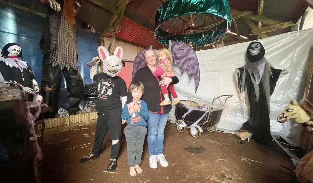 EN IMAGES. Pour Halloween, cette famille bretonne transforme sa maison