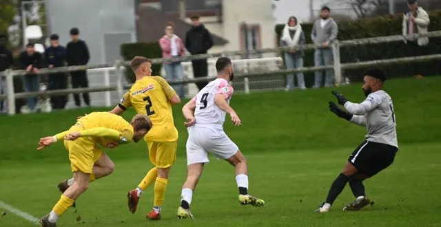 photo  l’aigle et son avant-centre sinan ergun n’ont rien pu faire contre la maladrerie.  &copy;  joseph thouin 