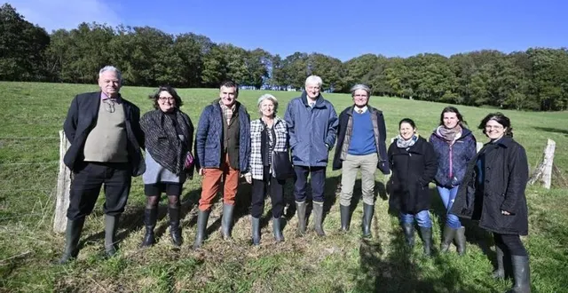 photo  les élus locaux ont présenté le sentier à dominique le mèner et monique nicolas-liberge.  &copy;  domaine du gasseau 