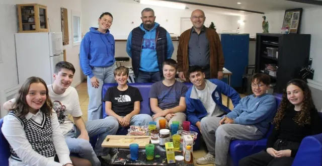 photo  des jeunes assis avec sarah bompard, cédric forgeard et laurent hubert.  &copy;  le maine libre 