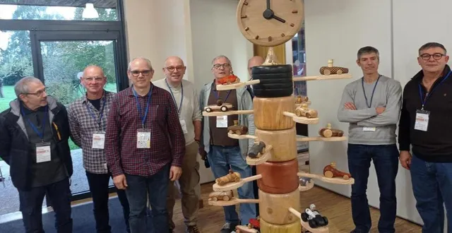 photo  la pièce collective réalisée par une quinzaine de tourneurs, évoquant le patrimoine sarthois.  &copy;  ouest-france 