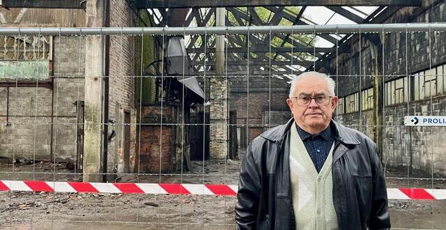 photo joseph poupin pose devant l’atelier d’émaillage en cours de destruction. © ouest-france 