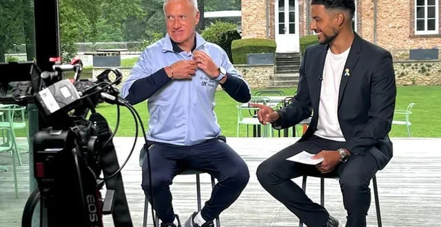 photo  yassin nfaoui, journaliste à téléfoot (à droite), en compagnie de didier deschamps, sélectionneur de l’équipe de france.  &copy;  guillaume borelli 