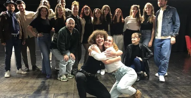 photo  au centre de la troupe, tony teixeira et lisa godet?, qui interpréteront le couple de futurs mariés.  &copy;  le maine libre 