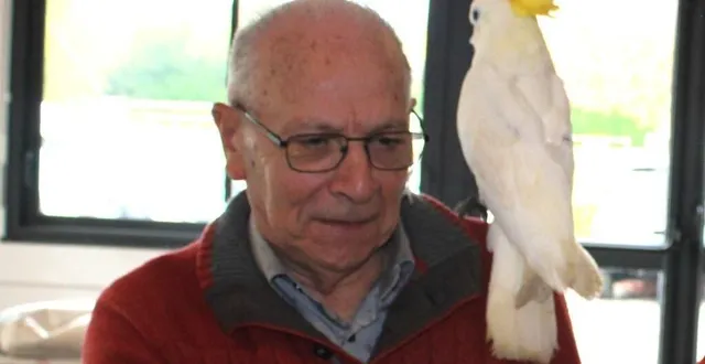 photo  jean couret veille au bon état sanitaire des oiseaux participant à la bourse de saint-ouen-en-belin.  &copy;  ouest-france 