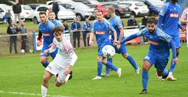 photo  moncé-en-belin, en blanc, n’a pas réussi à sauver l’honneur sur sa pelouse.    &copy;  le maine libre 
