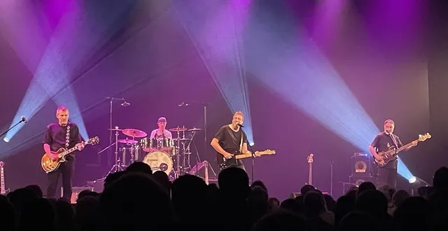 photo  sept cents personnes ont assisté au concert en hommage à téléphone par le groupe taxiphone, au quai des arts, à argentan (orne).  &copy;  ouest-france 