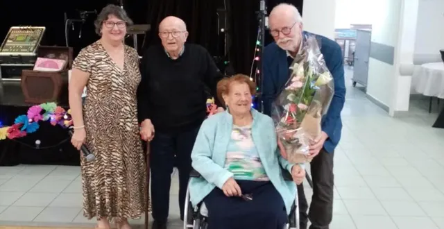 photo  dimanche 20 octobre, marie-christina livet, adjointe aux affaires sociales, philippe maillard, maire, et les conseillers municipaux ont accueilli 280 aînés de la commune de plus de 70 ans pour le repas annuel dans un esprit guinguette. ils ont mis à l’honneur le doyen, joseph bouyer, âgé de 91 ans et la doyenne, georgette chauvat, âgée de 99 ans. le repas a été assuré par le traiteur du grenier gourmet et servi par 17 jeunes de la commune. ce repas était animé par le groupe ambiance guinguette, sans oublier les jeunes conseillers municipaux qui ont réalisé les menus papier.  &copy;  co 