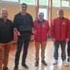photo  samedi dernier, a eu lieu la remise d’un ordinateur portable au club de tennis, en présence de représentants du club et du crédit mutuel. le club, présidé par thierry charpentier (ordinateur en mains) et qui compte 160 membres, en avait fait la demande afin de remplacer son ordinateur obsolète. c’est le crédit mutuel, via l’opération créavenir, qui a offert ce nouvel ordinateur. 
